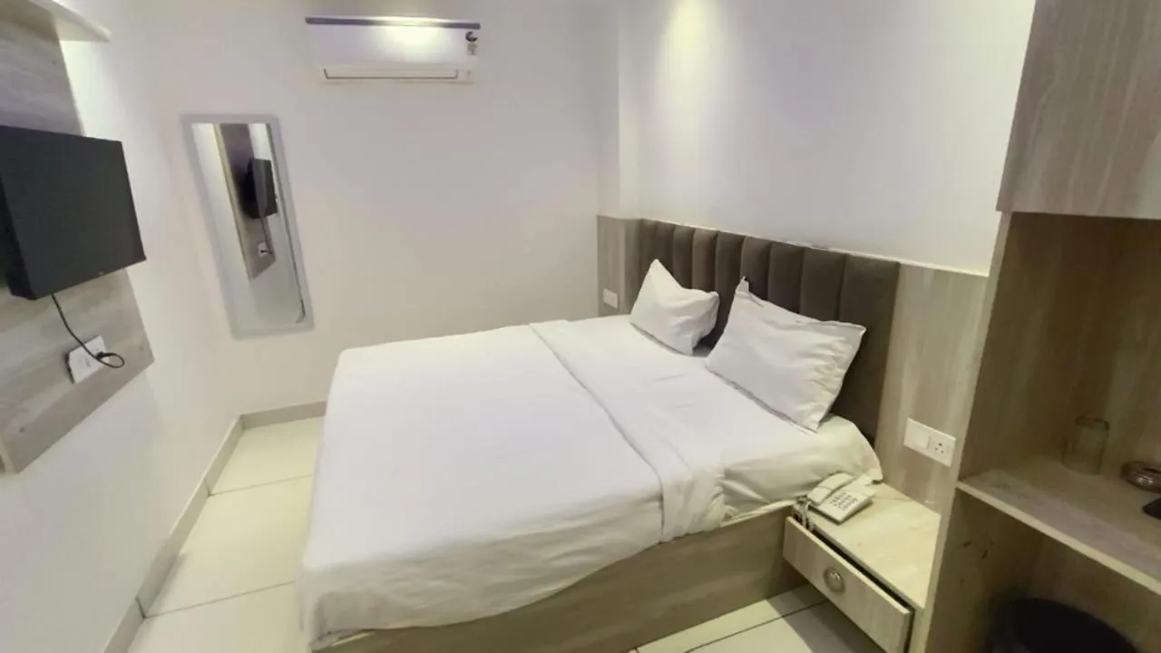 ***  Hotel Green Chilly Near Adarsh Nagar Metro Station Delhi  Indien